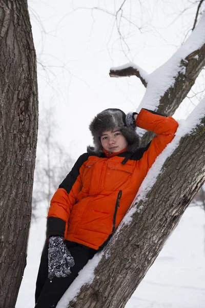 Glada Tonåringen Går Frostig Vinterdag Porträtt Aktiv Livsstil — Stockfoto