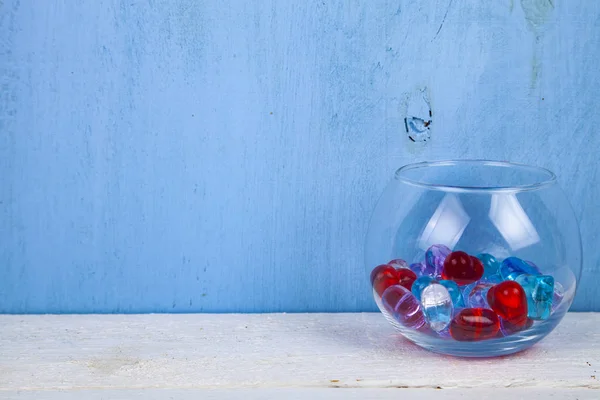 Kék Alapon Kör Vázában Sokszínű Üveg Szívek — Stock Fotó