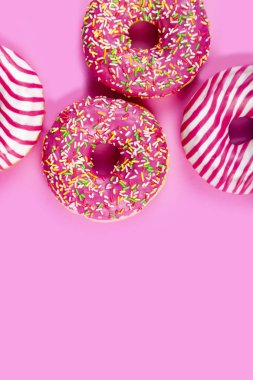 Pembe bir arka plan üzerinde çörek. Lezzetli tatlı.