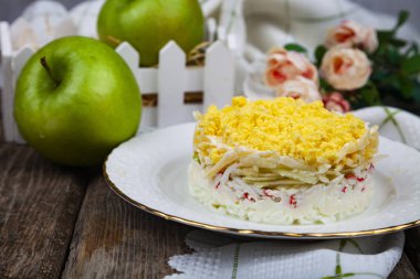 Lezzetli salata yengeç sopa ve elma masanın üzerinde. Festival gıda.