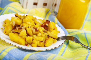 Akşam yemeği masada patates kızartması. Lezzetli yemekler.