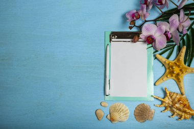 Deniz gezisi. Kağıt, deniz kabuklarını, deniz yıldızı ve mavi ahşap arka plan üzerinde palmiye ağacının yaprak.