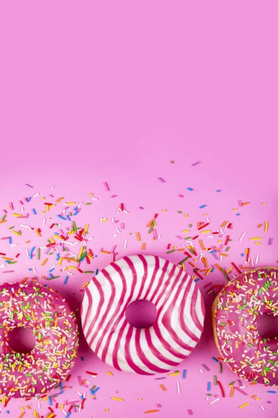 Donuts Fundo Rosa Deliciosa Sobremesa — Fotografia de Stock