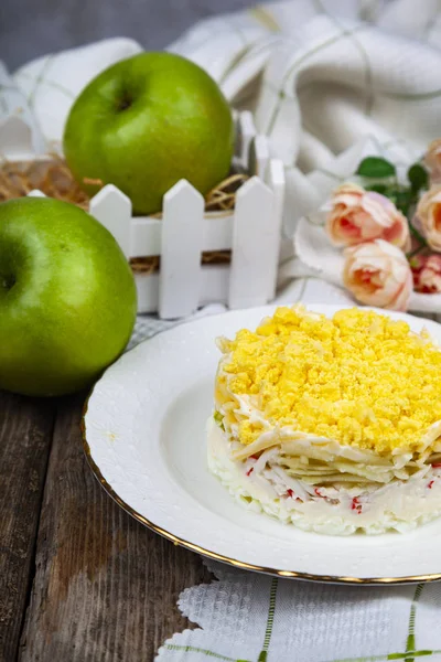 Leckerer Salat Mit Krabbenspießen Und Äpfeln Auf Dem Tisch Festliches — Stockfoto