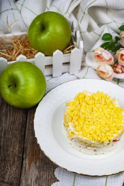 Leckerer Salat Mit Krabbenspießen Und Äpfeln Auf Dem Tisch Festliches — Stockfoto