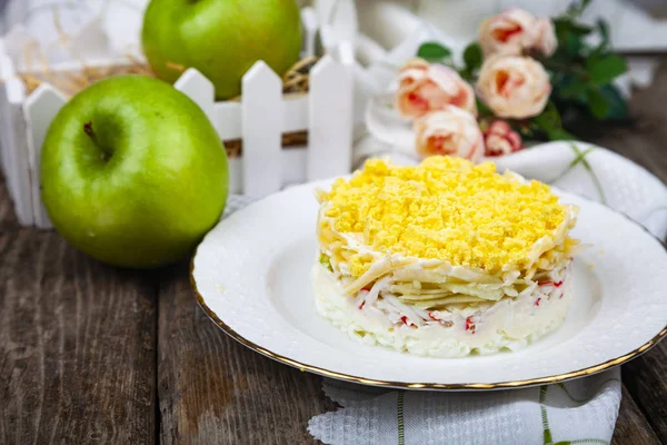 Ensalada Deliciosa Con Palitos Cangrejo Manzanas Mesa Comida Festiva — Foto de Stock