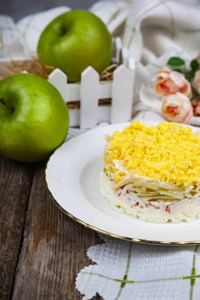 Leckerer Salat Mit Krabbenspießen Und Äpfeln Auf Dem Tisch Festliches — Stockfoto