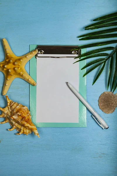 海への旅行を計画します ヒトデ 青い木製の背景に椰子の葉 — ストック写真