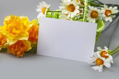 Buket bahar çiçek sepeti ve bir kart