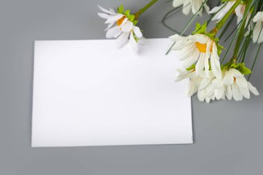 Buket papatyalar ve bir kart