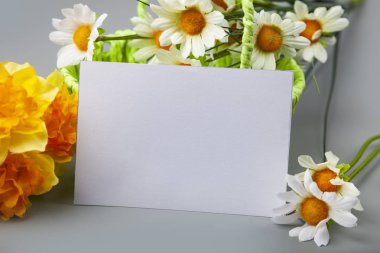 Buket bahar çiçek sepeti ve bir kart