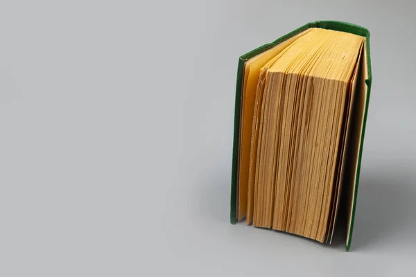 Libro en una cubierta verde — Foto de Stock