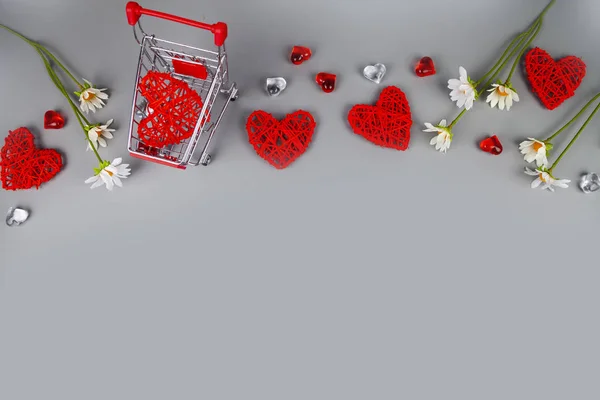 Kalpler, çiçekler ve alışveriş sepeti — Stok fotoğraf