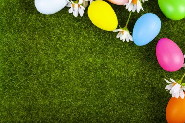 Yeşil çimlerde paskalya yumurtaları