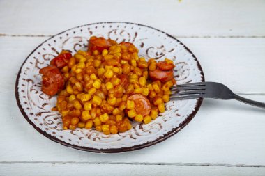 Fasulye, Mısır ve sosis ile sıcak yemek