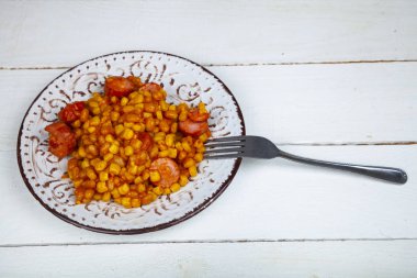 Fasulye, Mısır ve sosis ile sıcak yemek