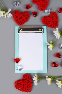 Kalpler, çiçekler ve kağıt 