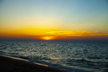 Gün batımında güzel deniz. 