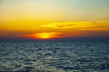 Gün batımında güzel deniz. 