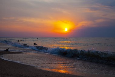 Gün batımında güzel deniz. 