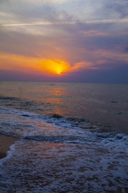 Gün batımında güzel deniz. 