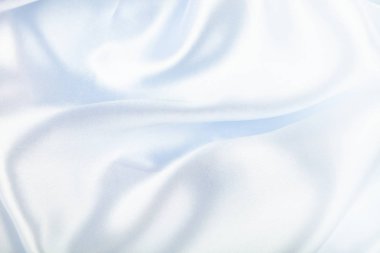 Beyaz ipek kumaş kıvrımları ile. 