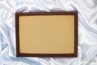 Beyaz ipek kumaş üzerine ahşap çerçeve