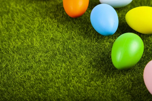 Пасхальные яйца на зеленой траве — стоковое фото