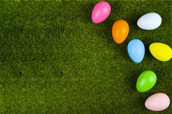 Jaja wielkanocne na zielonej trawie — Zdjęcie stockowe