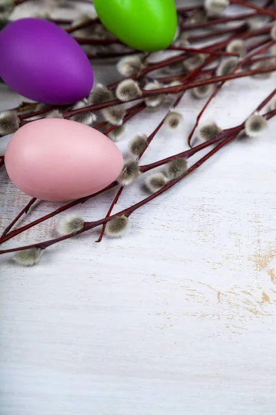 Bodegón de Pascua con huevos de Pascua y sauce . —  Fotos de Stock