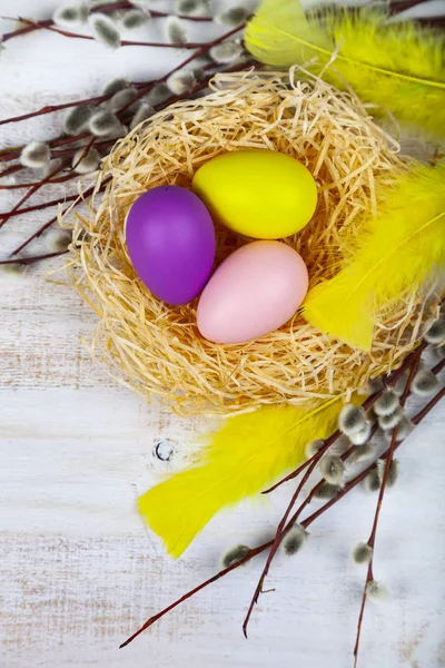 Пасхальный натюрморт с пасхальными яйцами — стоковое фото