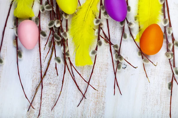 Paskalya Paskalya yumurtaları ve willow ile natürmort. — Stok fotoğraf