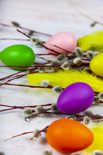 Paskalya Paskalya yumurtaları ve willow ile natürmort. — Stok fotoğraf