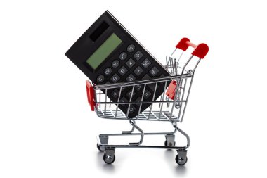 Alışveriş sepeti ve beyaz arka plan üzerinde hesap makinesi