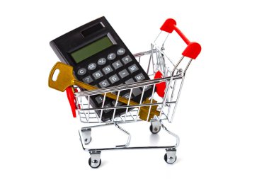 Alışveriş sepeti, anahtar ve beyaz arka plan üzerinde hesap makinesi