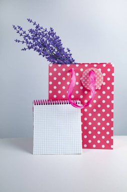 Alışveriş çantası, lavanta ve Not defteri.