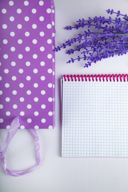 Lila alışveriş çantası, lavanta ve Not defteri
