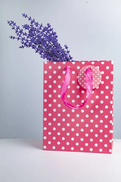 Lavanda con una bolsa rosa —  Fotos de Stock