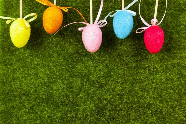 Bordure des œufs de Pâques colorés . — Photo