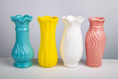 Dört çok renkli vazo 