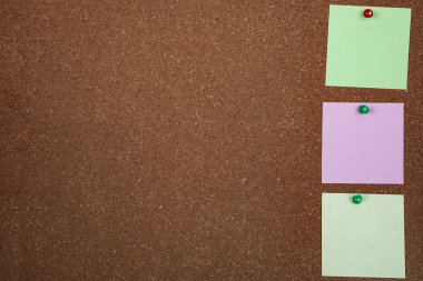 Mantar üzerinde üç yaprak kağıt. 