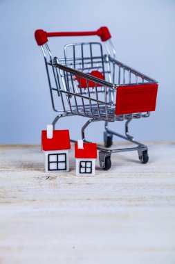 Alışveriş sepeti ve evler. 