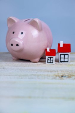 Domuz kumbara ve iki ev. 