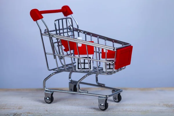 Carrito de compras y casas . — Foto de Stock