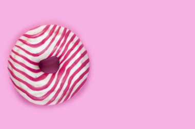 Ahşap arka planda pembe donut. 