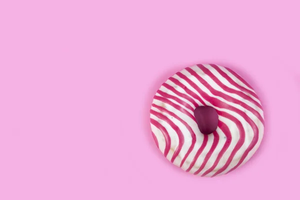 Pink donut on a wooden background. — Stock Photo, Image