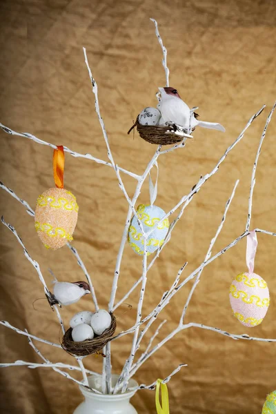 Huevos de Pascua y nidos de aves en las ramas . —  Fotos de Stock