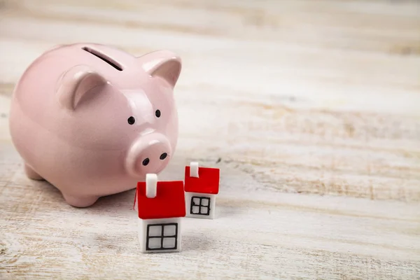 Varken Piggy Bank en twee huizen. — Stockfoto