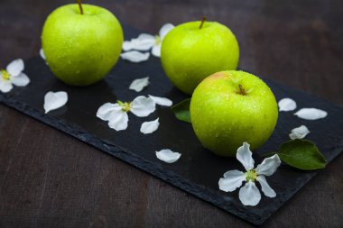 Yeşil elma, çiçek ve yaprak 