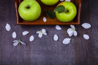 Yeşil elma, çiçek ve yaprak 